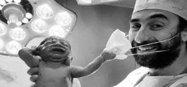 Potret Indah Bayi Baru Lahir Menarik Masker Seorang Dokter. Apakah Tanda Berakhirnya Pandemi?