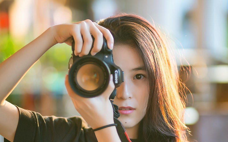 Profil dan Strategi Sosmed Fotografer Lokal di Rajakomen.com