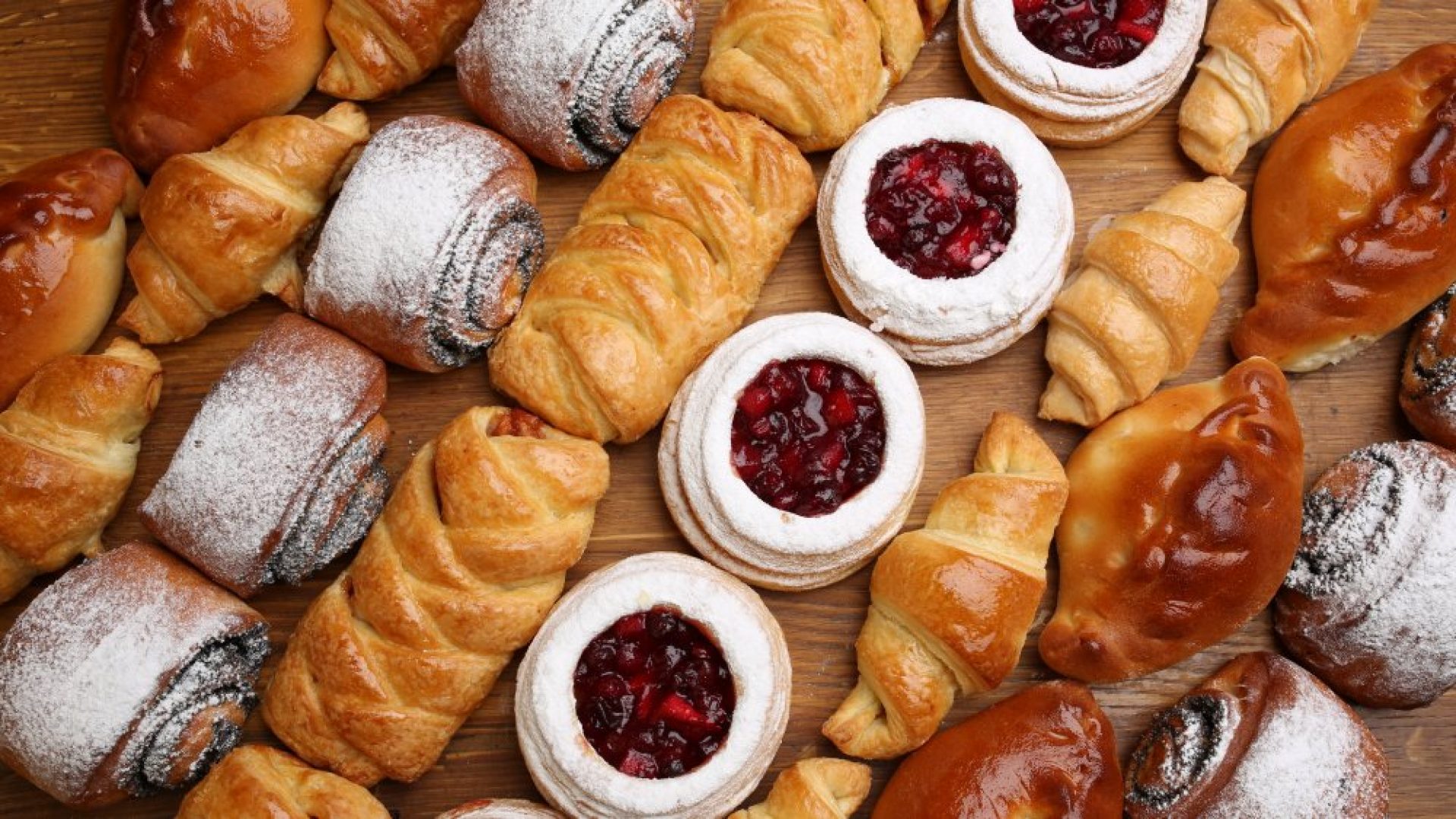 Mengoptimalkan Sosmed dengan Rajakomen.com Melalui Konsep Sosmed Content Bakery yang Kreatif