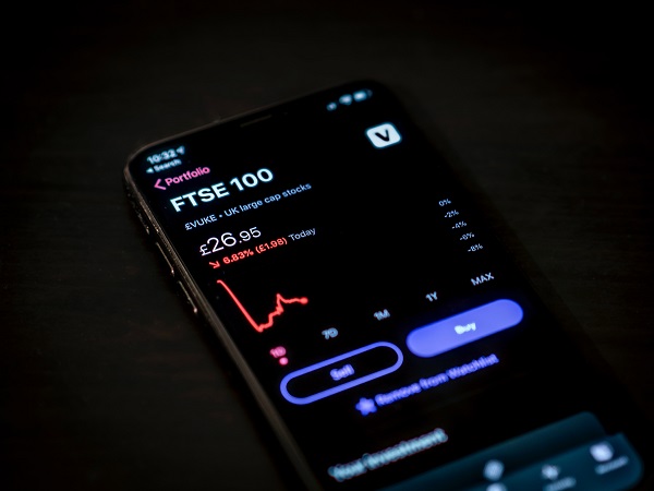 Strategi Cerdas Promosi di Sosmed Broker Trading Online Bersama Rajakomen.com